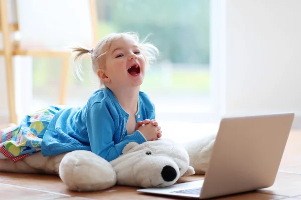 Liten flicka med laptop pc — Stockfoto