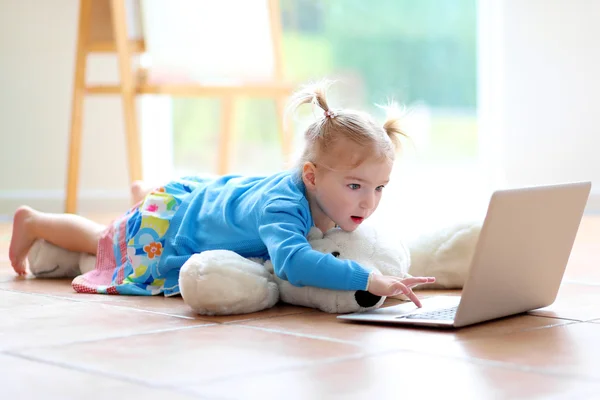 Liten flicka med laptop pc — Stockfoto