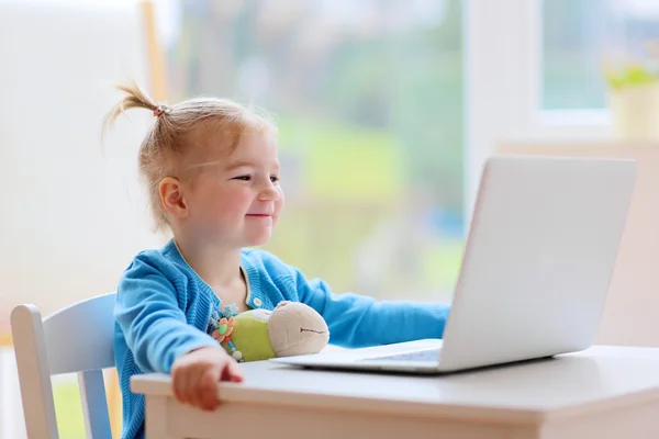 Menina usando laptop pc — Fotografia de Stock