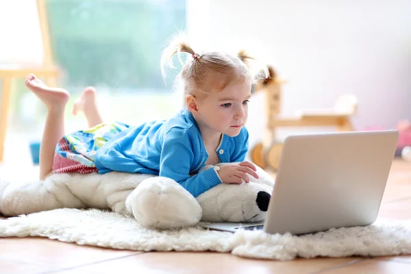 Malá holčička pomocí přenosného počítače pc — Stock fotografie