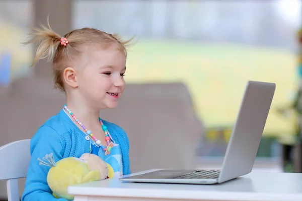 Malá holčička pomocí přenosného počítače pc — Stock fotografie