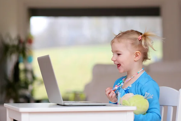 Malá holčička pomocí přenosného počítače pc — Stock fotografie