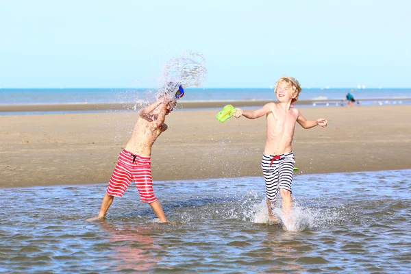 Dois meninos ativos brincando na praia — Fotografia de Stock