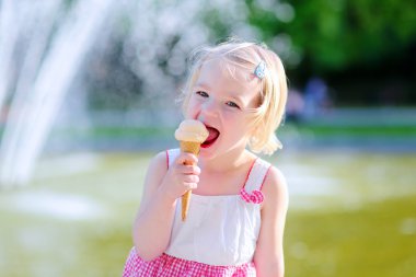 Sevimli küçük kız yaz gün dondurma yeme
