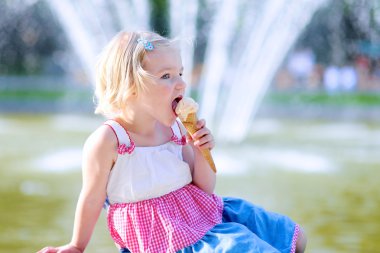 Sevimli küçük kız yaz gün dondurma yeme