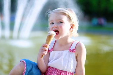 Sevimli küçük kız yaz gün dondurma yeme