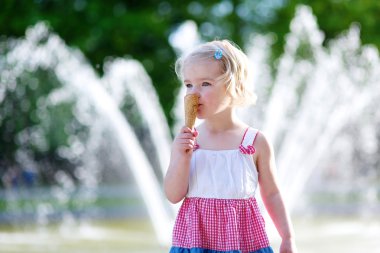 Sevimli küçük kız yaz gün dondurma yeme