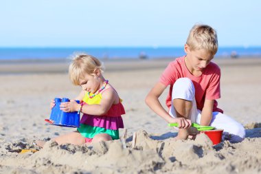 Kumsalda oynarken kardeş