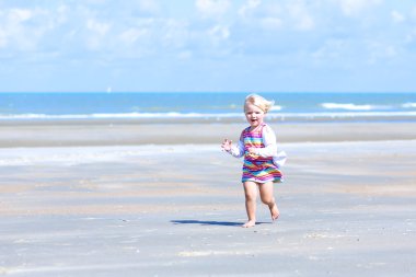 Kumsalda oynayan küçük kız.