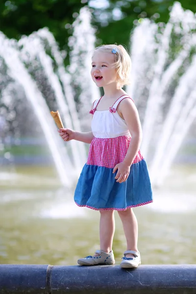 Niedliches kleines Mädchen, das an einem Sommertag Eis isst — Stockfoto