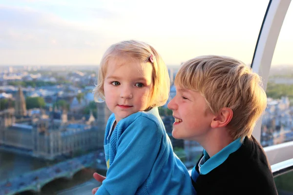 Kinderen genieten van het uitzicht vanaf de London Eye — Stockfoto