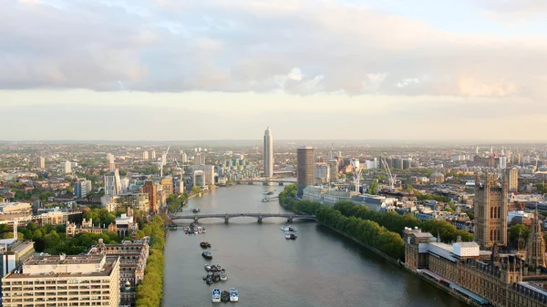 幻想的な都市の景観、ロンドンアイからの眺め — ストック写真