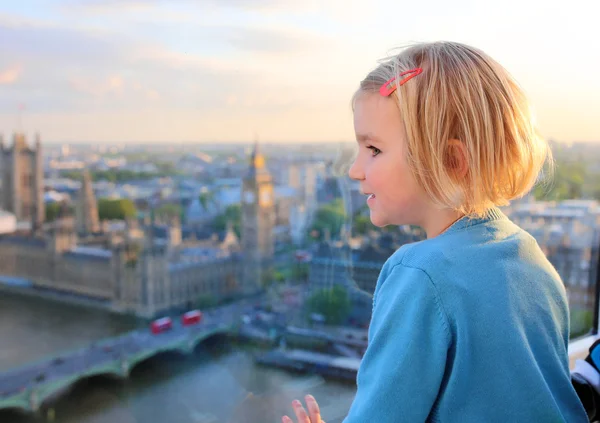 ロンドン ・ アイからの眺めを楽しむ子どもたち — ストック写真