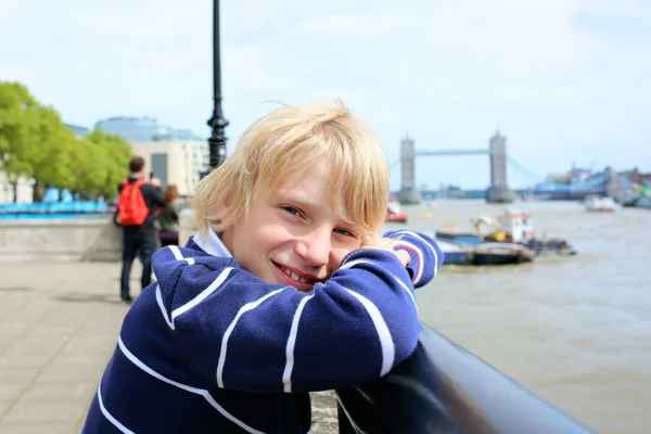 Niño feliz disfrutando de un viaje a Londres — Foto de Stock