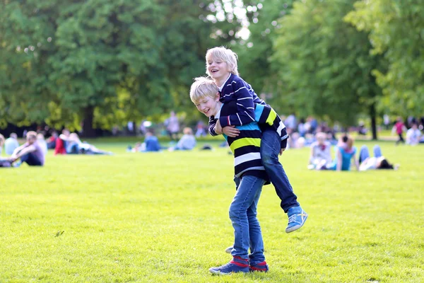 Två glada pojkar spelar i parken — Stockfoto