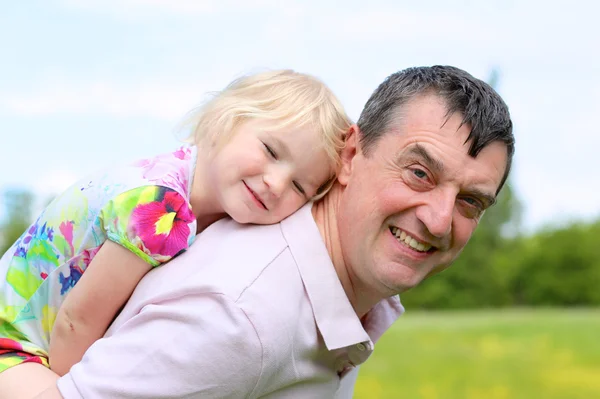 Father and daughter playing together outdoors — Stock Photo, Image