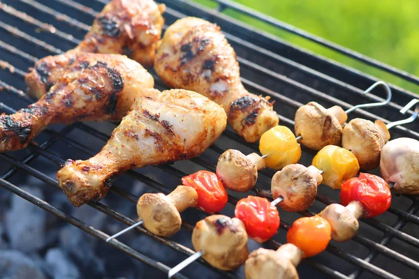 Leckeres Grillfleisch mit Gemüse — Stockfoto