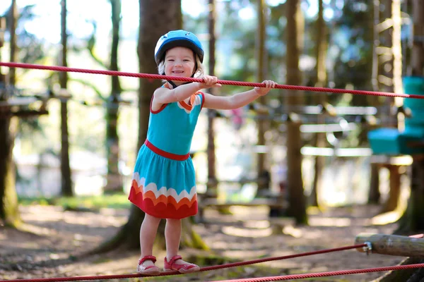 Brave petite fille jouant dans le parc d'aventure — Photo