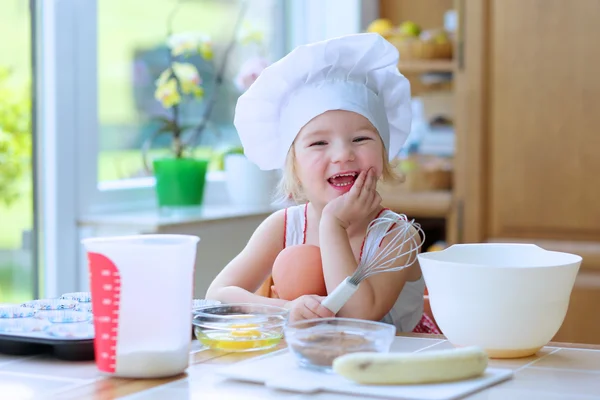Menina bonito assar pastelaria na cozinha — Fotografia de Stock