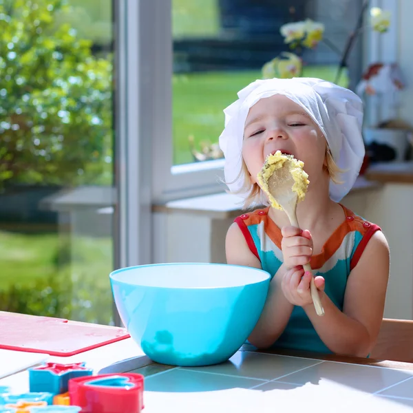 Το χαριτωμένο κοριτσάκι ψήσιμο ζαχαροπλαστικής στην κουζίνα — Φωτογραφία Αρχείου