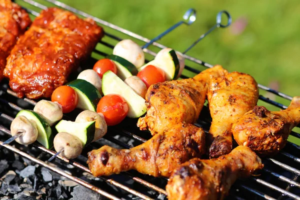 Deliziosa carne alla griglia con verdure — Foto Stock