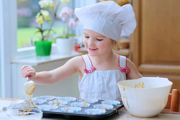 Linda niña hornear pastelería en la cocina — Foto de Stock