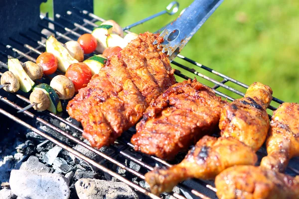 Deliciosa carne grelhada com legumes — Fotografia de Stock