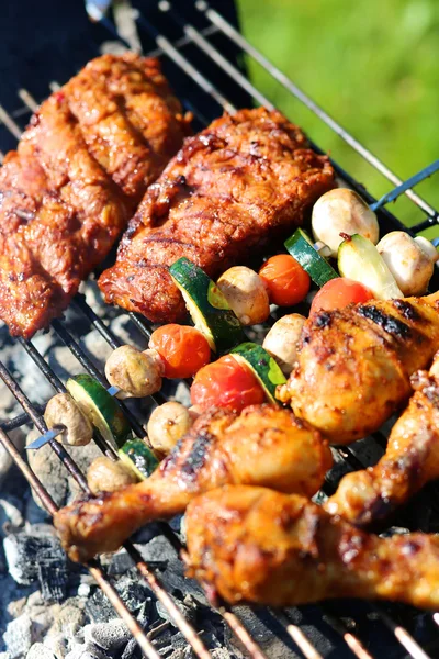 Läckra griller kött med grönsaker — Stockfoto