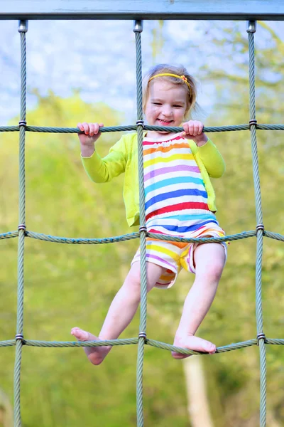 Meisje plezier op speeltuin op zomerdag — Stockfoto