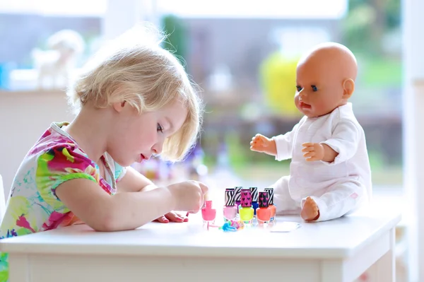 Liten flicka tillämpa nagellack — Stockfoto