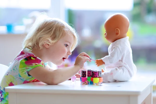 Petite fille appliquant vernis à ongles — Photo