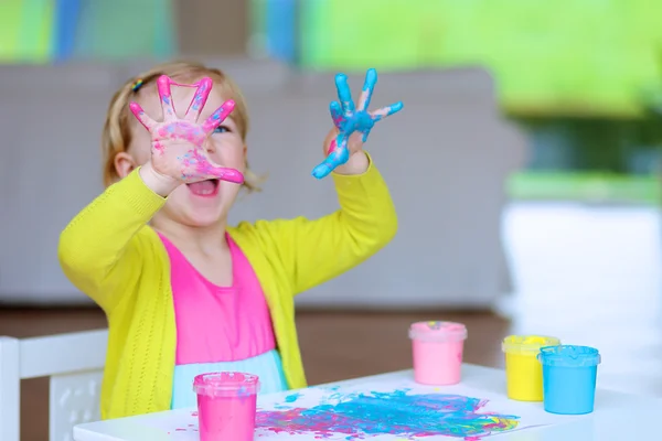 Menina pré-escolar desenho com pintura de dedo — Fotografia de Stock