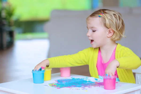 Menina pré-escolar desenho com pintura de dedo — Fotografia de Stock