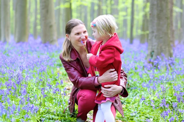 Moeder en dochter spelen en knuffelen in het forest — Stockfoto