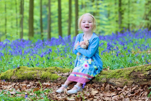 Gadis kecil bermain di hutan — Stok Foto