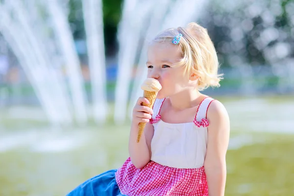 夏の日のアイスクリームを食べるかわいい女の子 — ストック写真