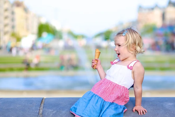 Niedliches kleines Mädchen, das an einem Sommertag Eis isst — Stockfoto