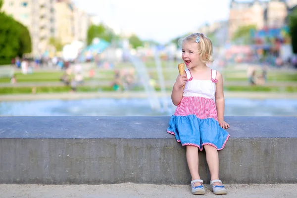 Sevimli küçük kız yaz gün dondurma yeme — Stok fotoğraf