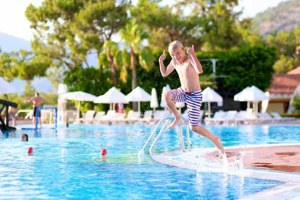 Lycklig pojke att ha roligt i poolen — Stockfoto