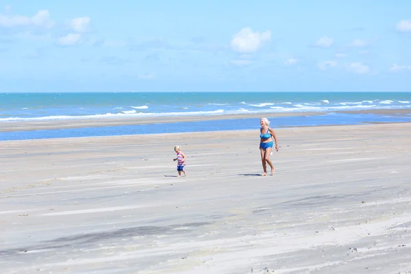 Büyükanne ve torunu kumsalda oynarken — Stok fotoğraf