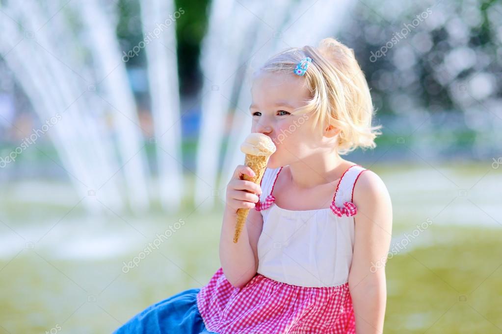 夏の日のアイスクリームを食べるかわいい女の子 ストック写真 C Cromary