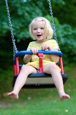 Küçük kız oyun alanı eğleniyor
