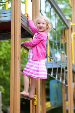 Küçük kız oyun alanı eğleniyor