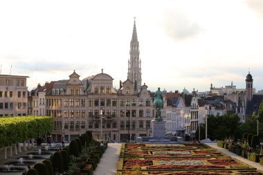 Güzel yaz günü alacakaranlıkta içinde Brüksel Cityscape.