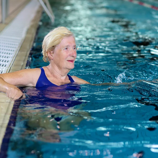 Mujer mayor activa en la piscina —  Fotos de Stock