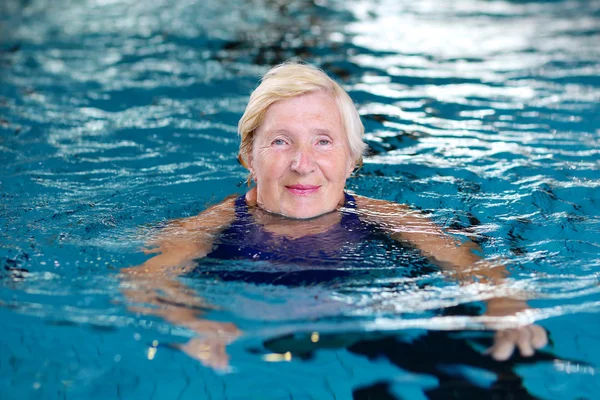 Mulher idosa ativa na piscina — Fotografia de Stock