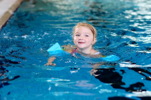 Healthy toddler girl in swimming pool — 图库照片