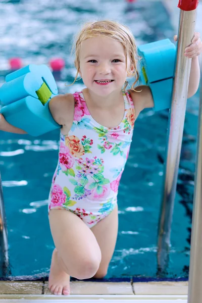 Healthy toddler girl in swimming pool — 图库照片