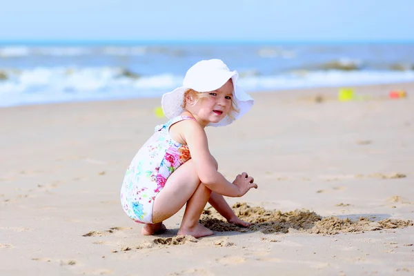 Mała dziewczynka bawiąca się na plaży — Zdjęcie stockowe