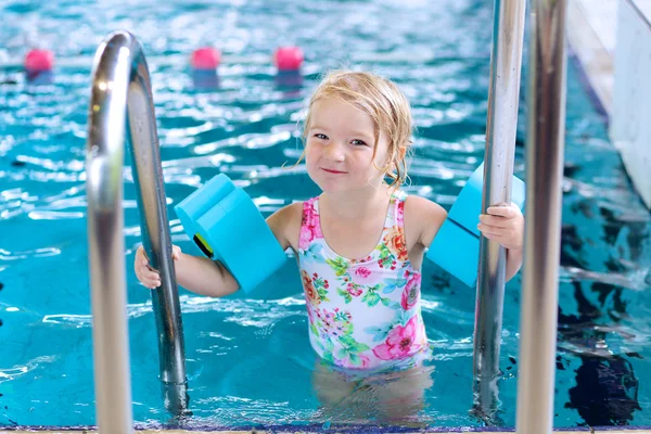 Healthy toddler girl in swimming pool — ストック写真